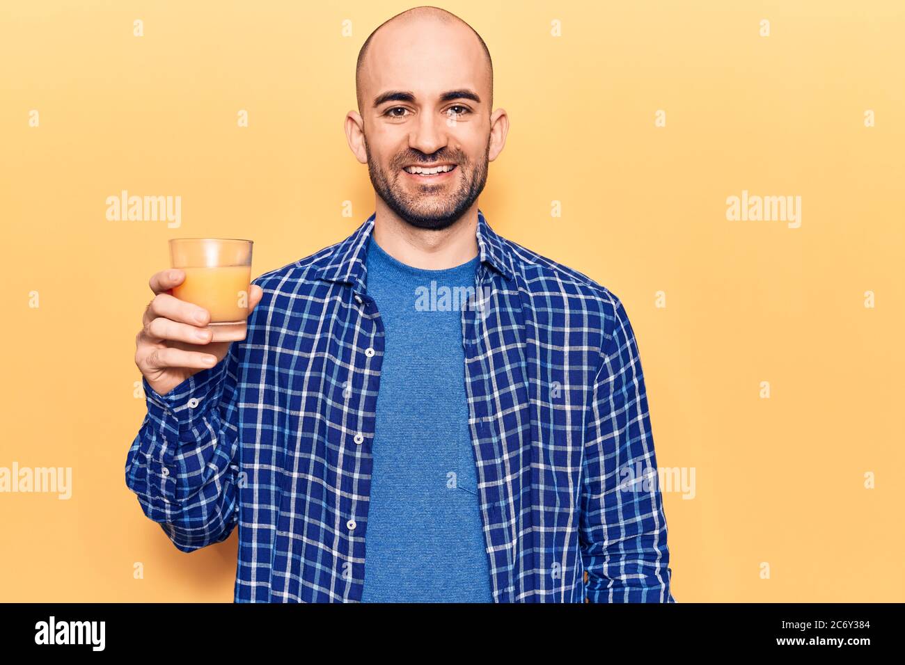 Junge Gutaussehende Glatze Mann Trinken Glas Gesunden Orangensaft Positiv Und Glucklich Stehend Und Lachelnd Mit Einem Selbstbewussten Lacheln Zeigt Zahne Stockfotografie Alamy