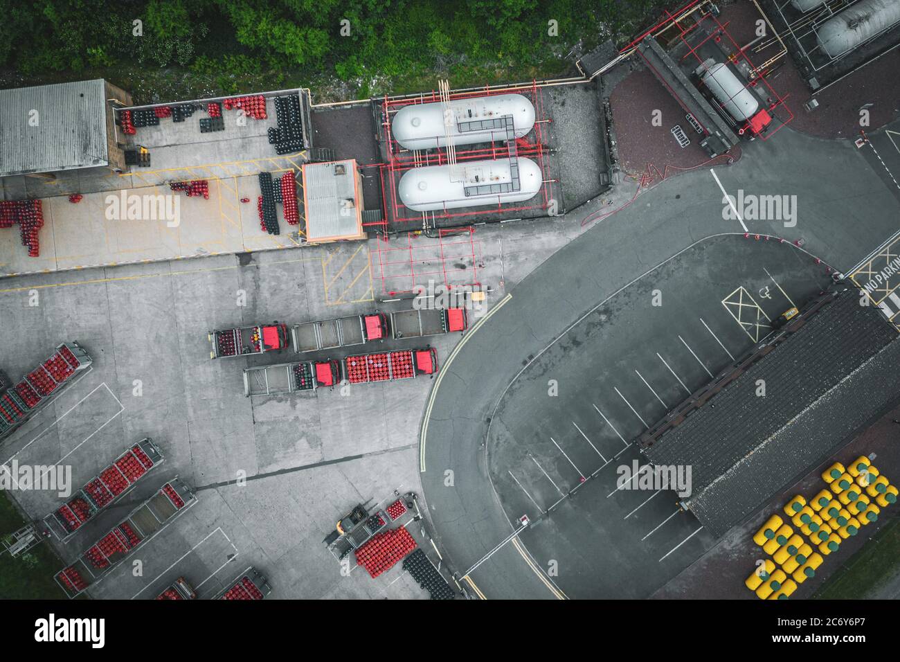 Dronen-Shoot von oben nach unten über Propan-Butan-Lagerplatz in Großbritannien Stockfoto