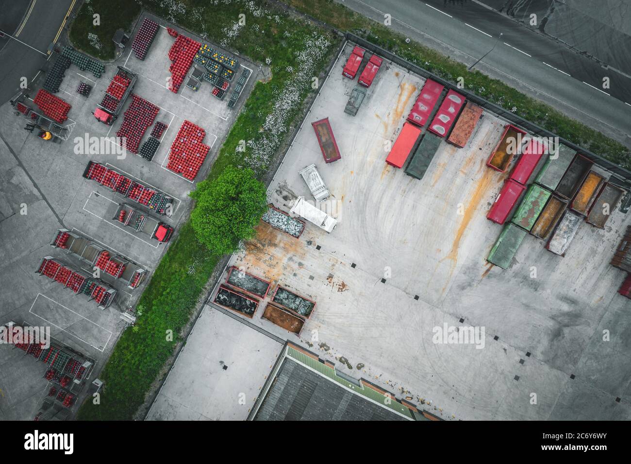 Dronen-Shoot von oben nach unten über Propan-Butan-Lagerplatz in Großbritannien Stockfoto