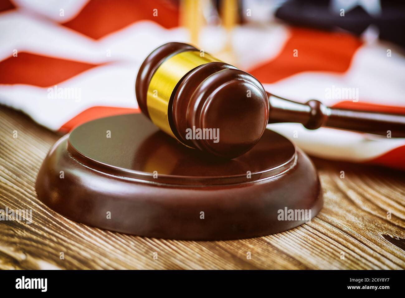 USA Anwälte in der US-Rechtsabteilung mit Richter Gavel auf amerikanischen Flagge Holztisch Stockfoto