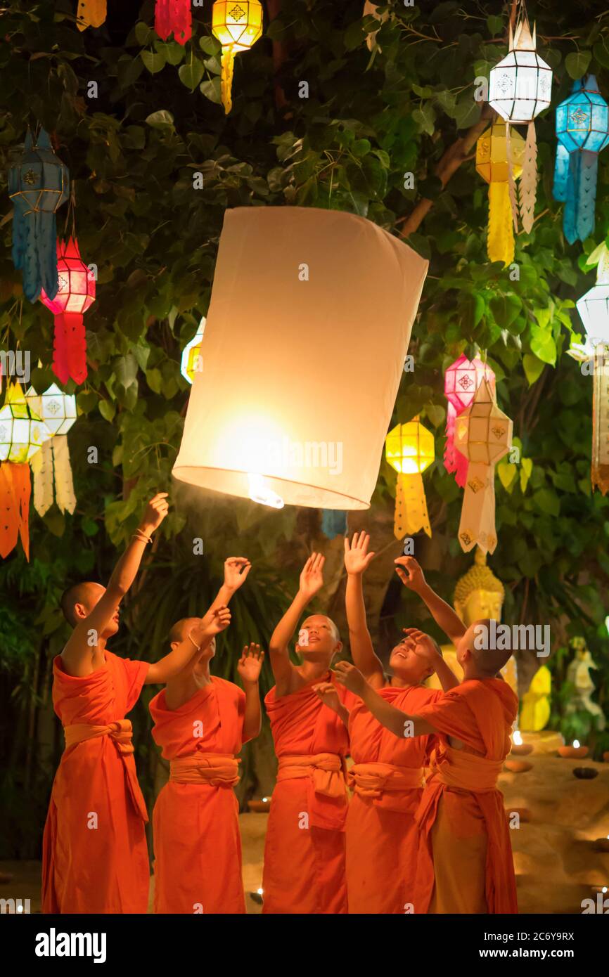 CHIANG MAI THAILAND - 9. NOVEMBER : Yee-Peng Festival ist eine wichtige Kultur in Thailand, buddhistische Mönch Kerzen anzünden und Laterne an den Budd Stockfoto