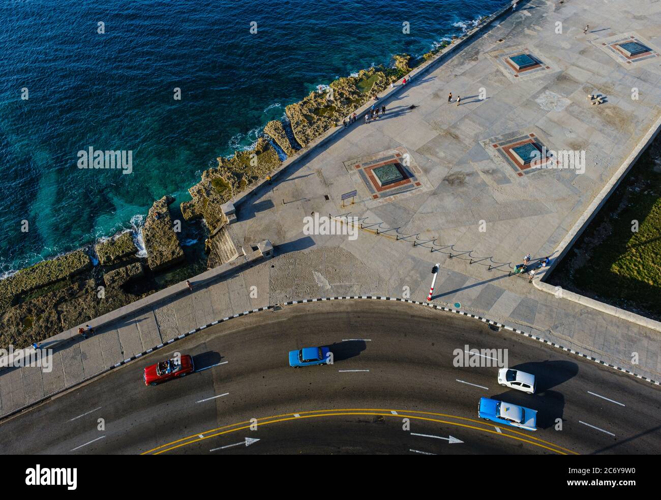 HAVANNA, KUBA - CA. JANUAR 2020: Luftaufnahme von Havanna. Parque Martyres del 71, Av. Del Puerto und Canal de Entrada. Stockfoto
