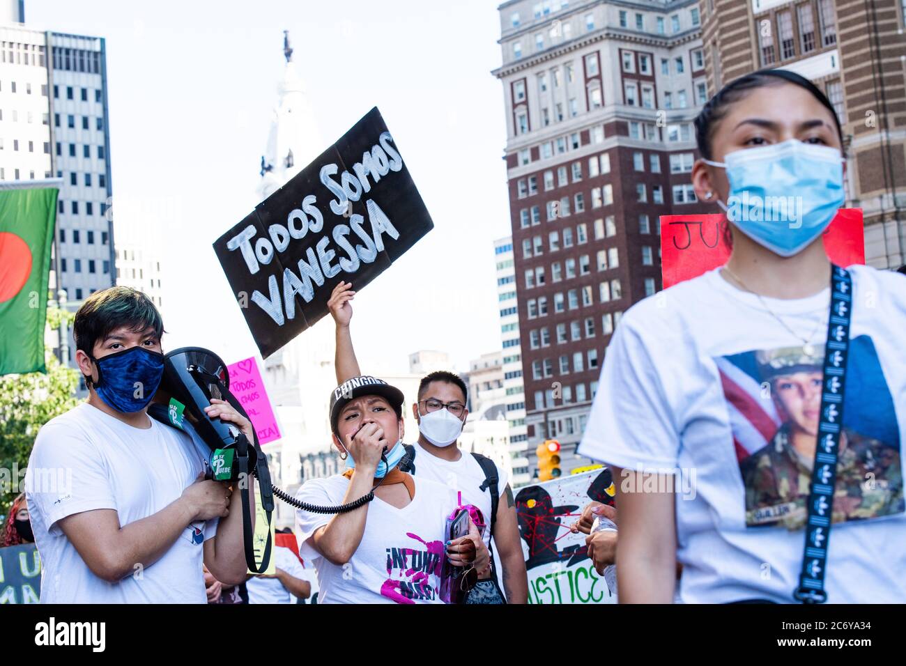 Philadelphia / USA. OLIVIA VAZQUEZ, die ehemalige Organisatorin der Juntos-Gemeinde, singt während des marsches für eine Frau, die auf einer US-Militärbasis ermordet wurde, Vanessa Guillen. Juli 12, 2020. Kredit: Christopher Evens / Alamy Live Nachrichten Stockfoto