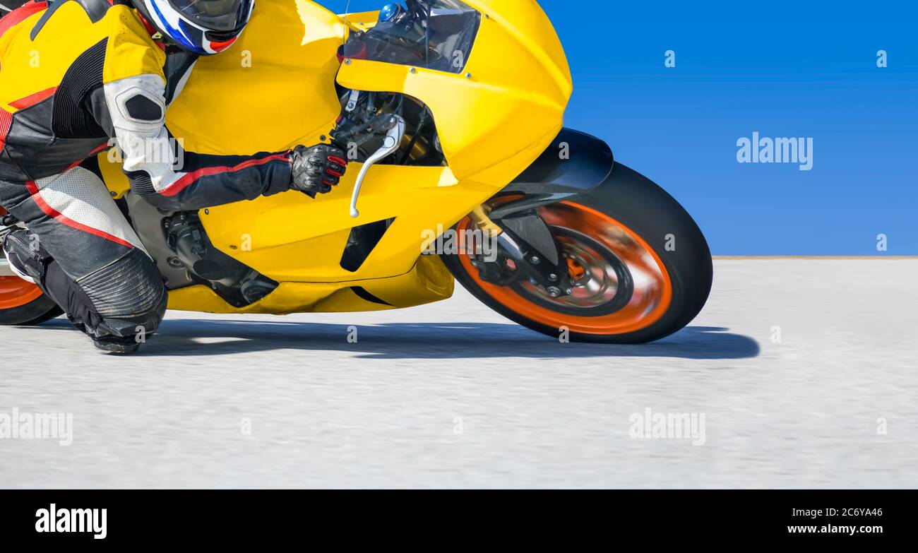 Motorrad, das sich in eine schnelle Kurve auf der Rennstrecke lehnt Stockfoto