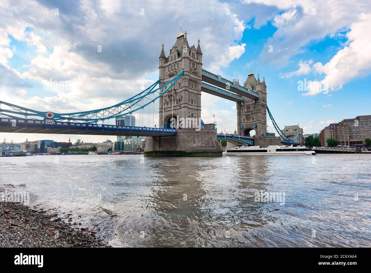 Die berühmte Tower Bridge in London am späten Nachmittag. Die Brücke überquert die Themse in der Nähe des Tower of London Stockfoto