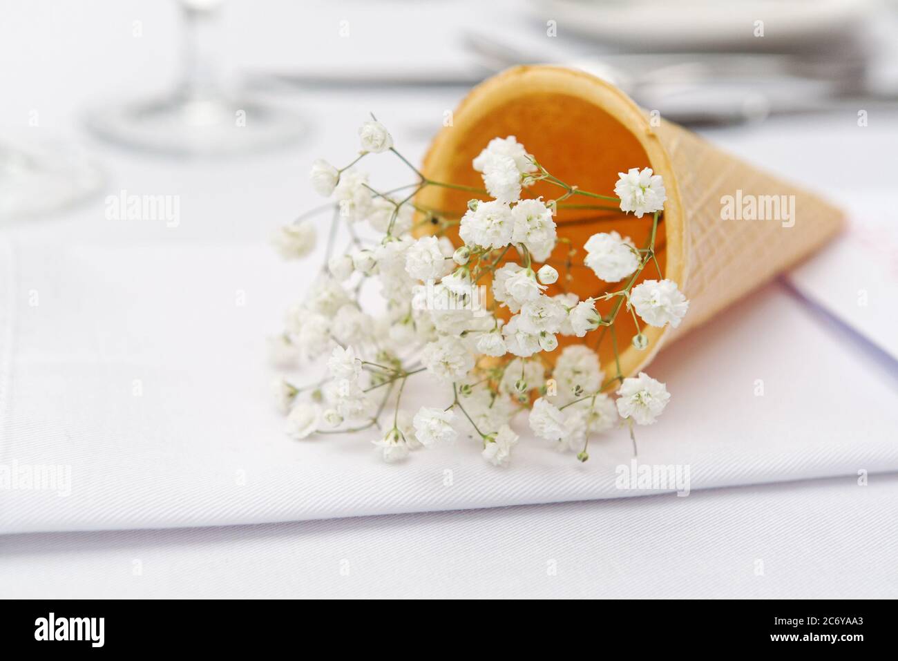 Zarte weiße Gypsophila Blüten in Eiskegel. Die Hochzeitsdekoration. Tischset für eine Veranstaltung oder Hochzeitsfeier. Schöne Blumen auf dem Tisch. Stockfoto