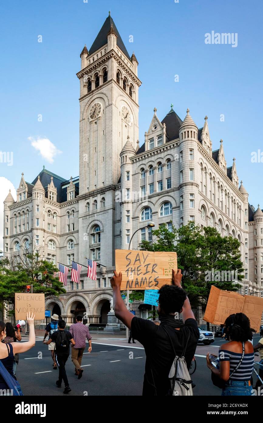 Demonstranten marschieren für schwarzes Leben und Immigrantenrechte, während sie das Trump Hotel auf der Pennsylvania Avenue, Washington, DC, USA passieren Stockfoto