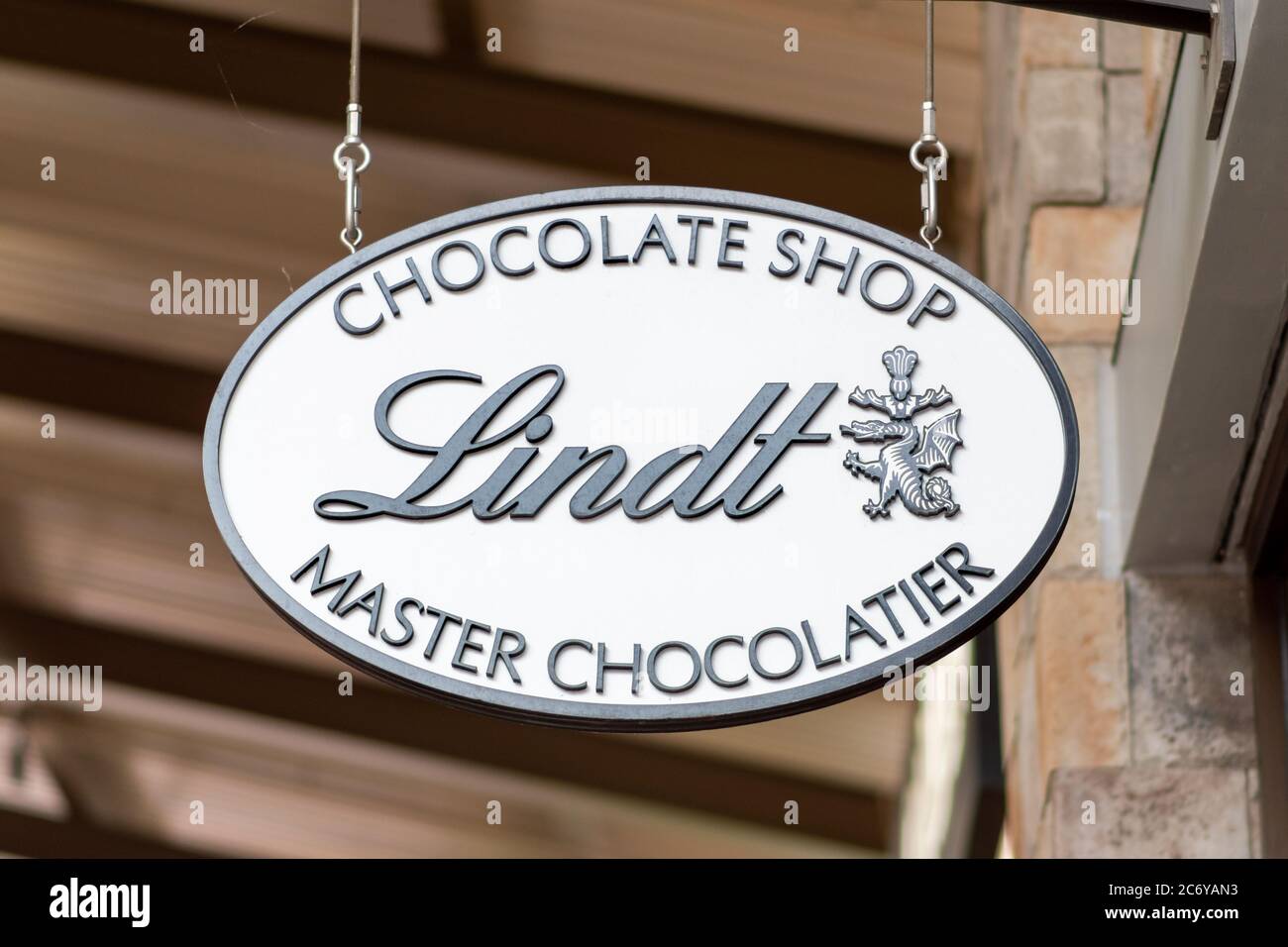 Clarksburg, Maryland / USA - Juli 12 2020: Schild an der Außenfassade von Lindt Master Chocolatier bei Clarksburg Premium Outlets in Maryland. Stockfoto