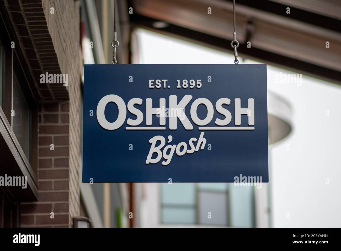 Clarksburg, Maryland / USA - Juli 12 2020: Schild an der Außenfassade von Oshkosh B'gosh in Clarksburg Premium Outlets in Maryland. Stockfoto