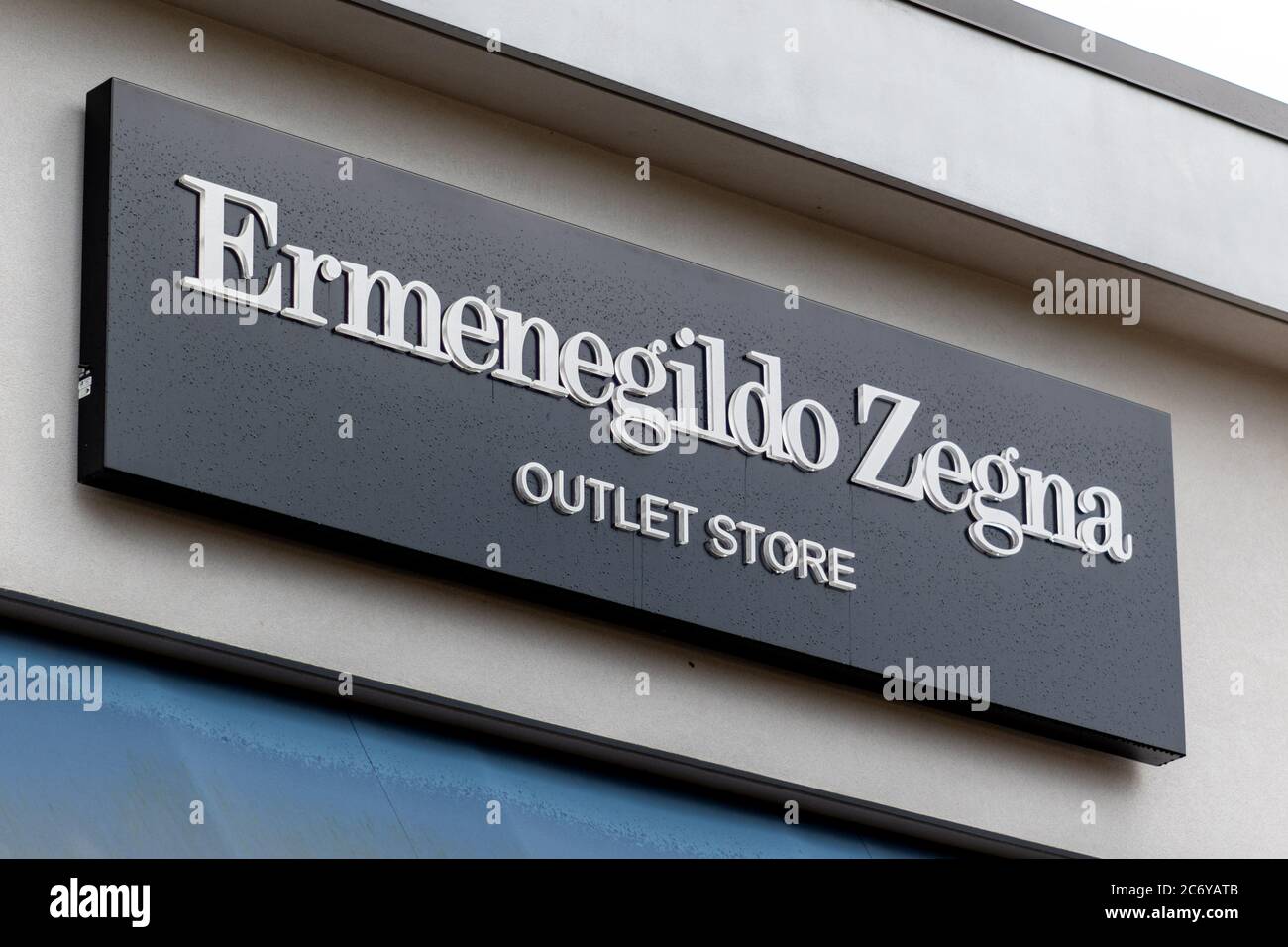 Clarksburg, Maryland / USA - Juli 12 2020: Melden Sie sich im Außengeschäft des Ermenegildo Zegna Outlet Store bei Clarksburg Premium Outlets in Maryland an Stockfoto