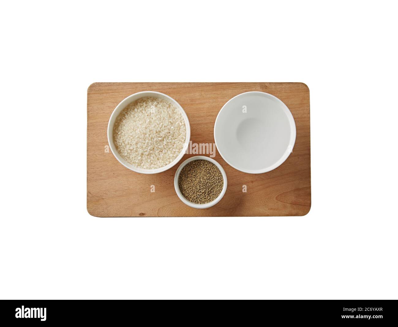 Ungekochte trockenen Reis in Schüssel isoliert auf weißem Hintergrund Stockfoto