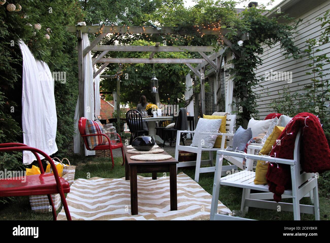 Stellen Sie sich auf, um einen Film im Freien mit Essen und Stühlen, Decken und Kissen auf einer Terrasse zu sehen Stockfoto