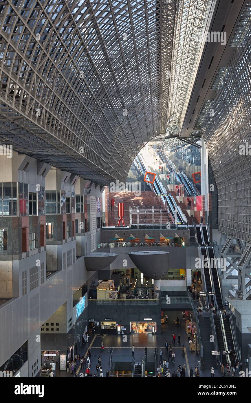 KYOTO, JAPAN - 22. OKTOBER 2007: Das Innere des Kyoto-Bahnhofs große Konkursanlage mit freiliegenden Stahlträgern Dach, genannt Matrix, von H entworfen Stockfoto