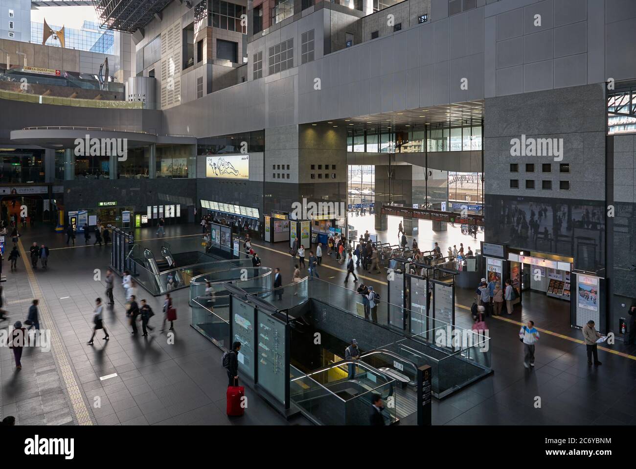 KYOTO, JAPAN - 22. OKTOBER 2007: Das Innere des modernen Gebäudes des Bahnhofs Kyoto, dem Verkehrsknotenpunkt der Stadt Kyoto. Japan Stockfoto