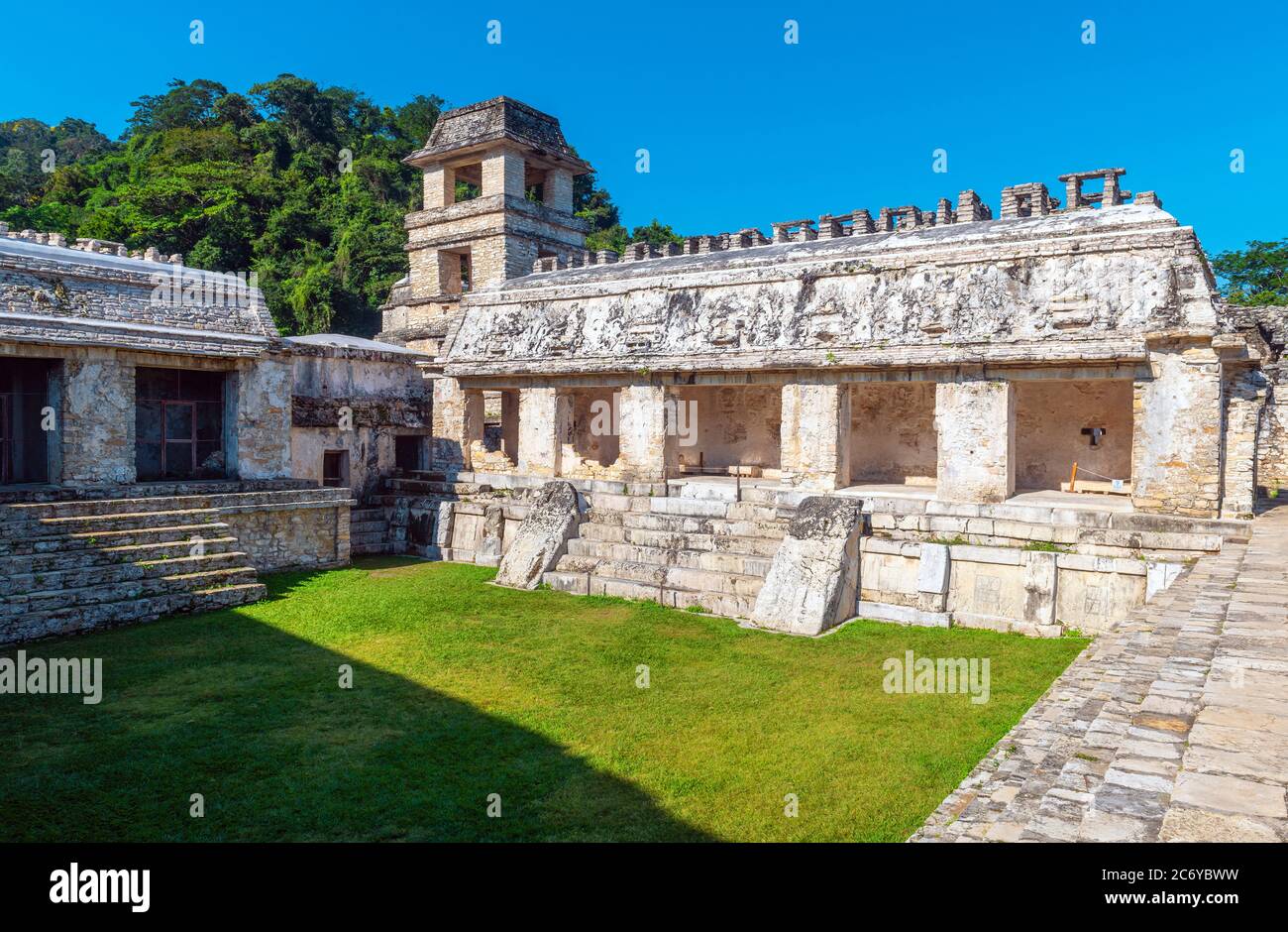 Der Palast in der archäologischen Stätte der Maya in Palenque, Chiapas, Mexiko. Stockfoto