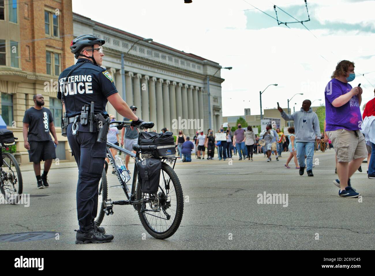 Dayton, Ohio Vereinigte Staaten 05/30/2020 Polizeibeamte, die die Menge an einem schwarzen Leben Angelegenheit protestmarsch kontrollieren Stockfoto