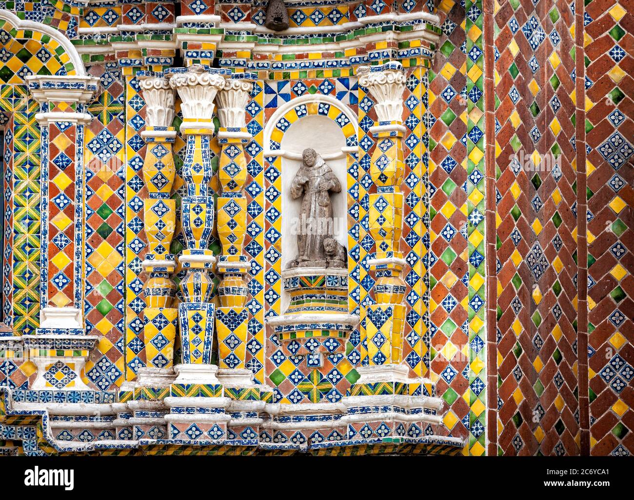 Detail des Tempels in San Francisco Acatepec, Puebla, Mexiko mit bunten Fliesen verziert. Stockfoto