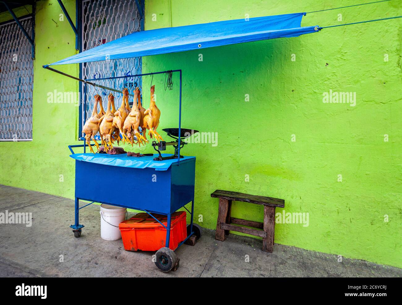 Ein farbenfroher Stand, der frisches Huhn in Papantla, Veracruz, Mexiko verkauft. Stockfoto