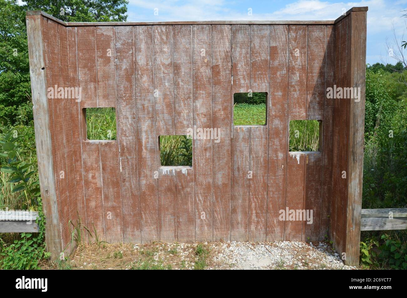 Holzschutzfenster mit quadratischen Löchern oder Sichtfenstern Stockfoto