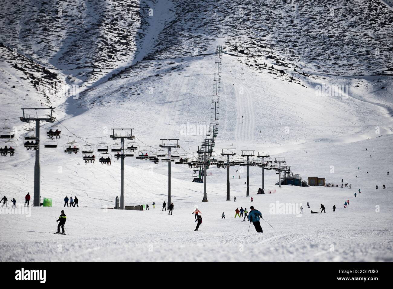 Touristen und Sportler erkunden die Pisten des Skistützpunktes Chunkurchak im Gebiet Chuy in Kirgisistan bei Bischkek. Stockfoto