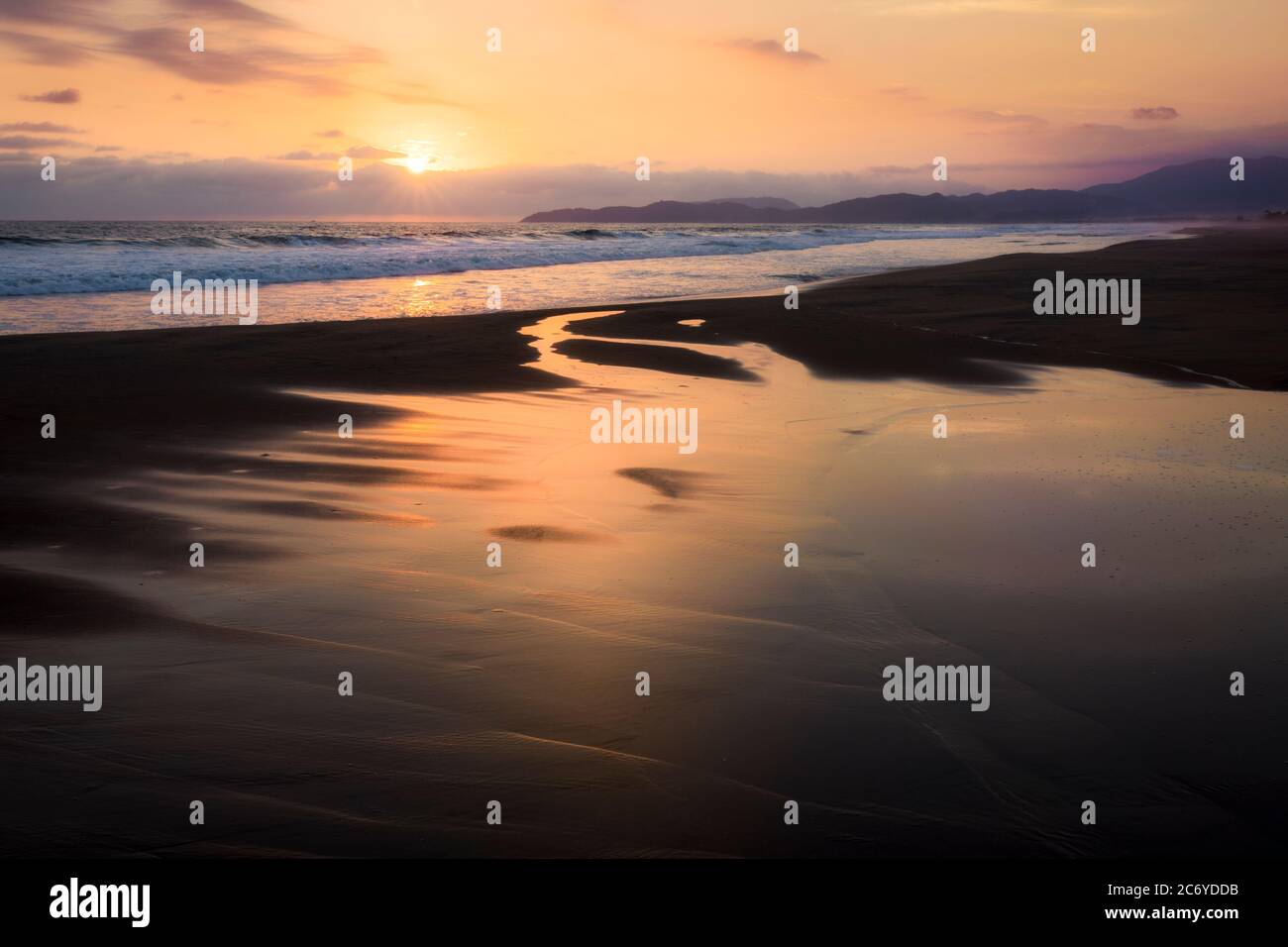 Sonnenuntergang am Playa Larga bei Zihuatanejo, Mexiko. Stockfoto