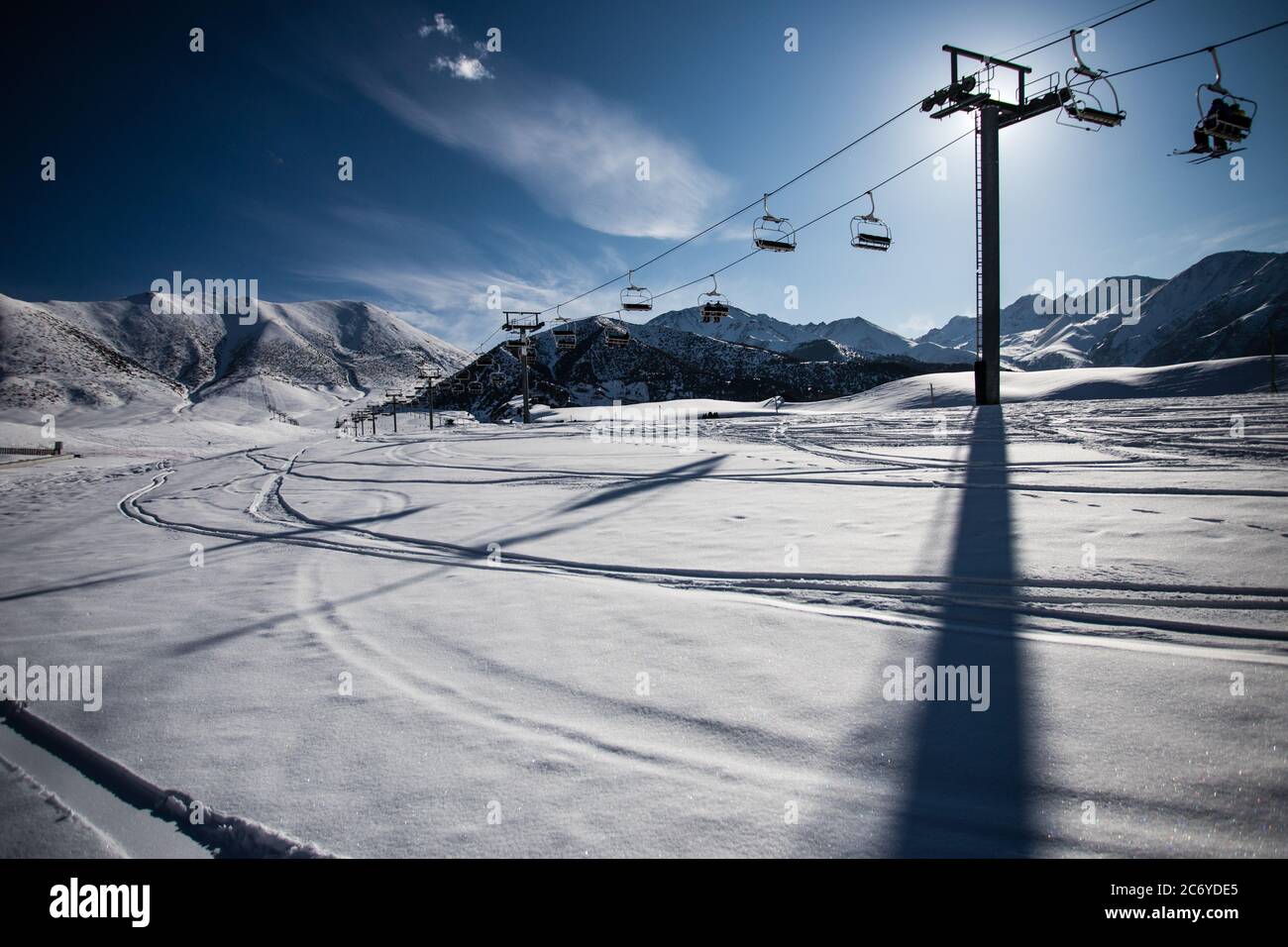 Touristen und Sportler erkunden die Pisten des Skistützpunktes Chunkurchak im Gebiet Chuy in Kirgisistan bei Bischkek. Stockfoto