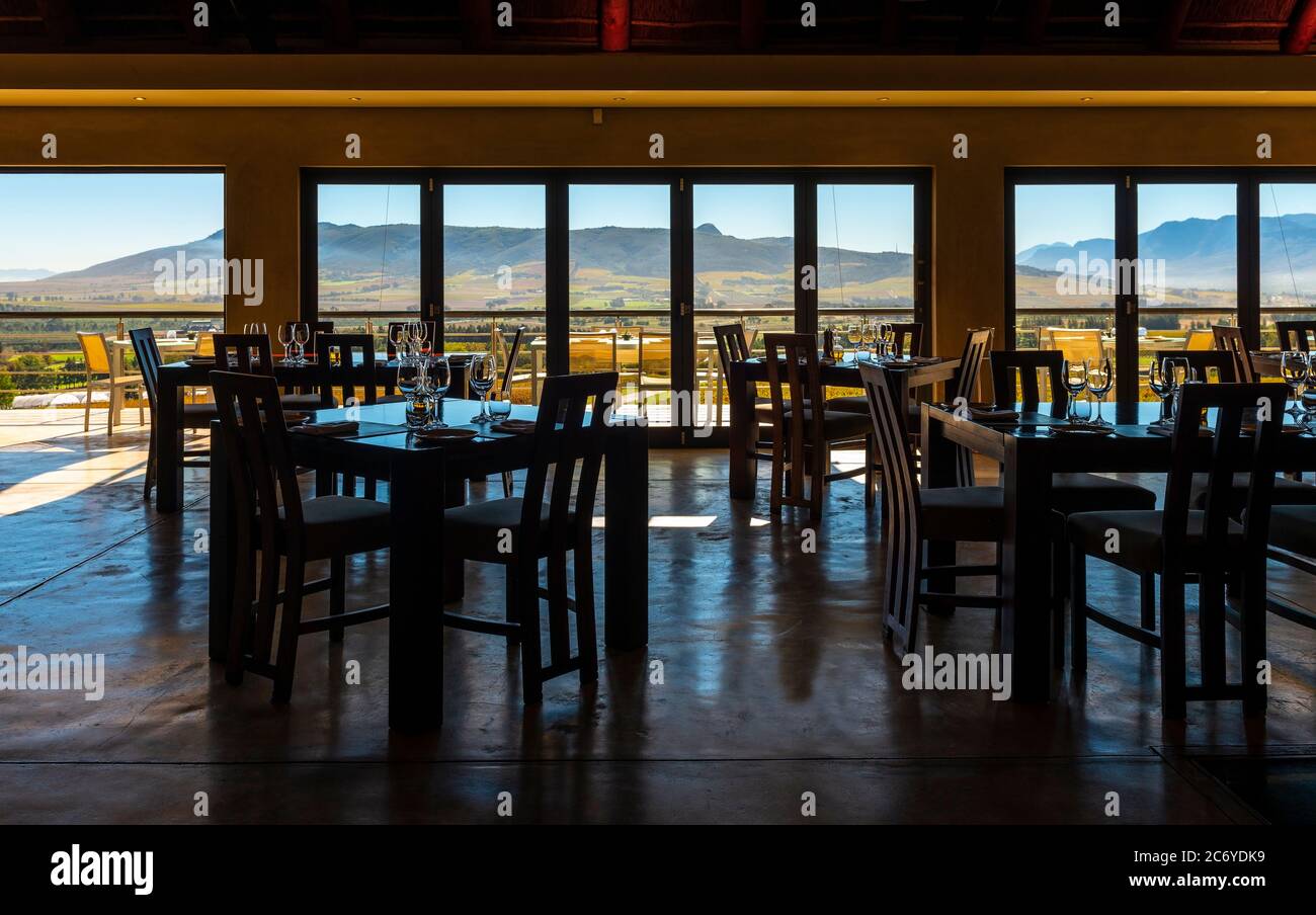 Interieur des Glen Carlou Weingastrestaurants mit Blick auf den Weinberg, Paarl, Südafrika. Stockfoto