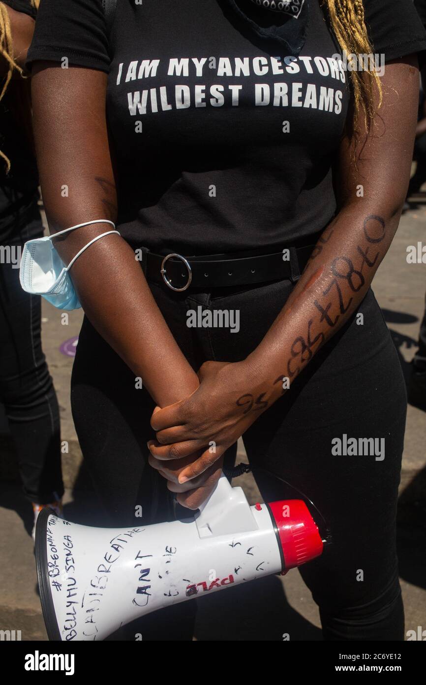 London, Großbritannien. Juli 2020. Eine Frau hält während einer Demonstration ein Megaphon am parliament Square.sechs Wochen nach dem Tod von George Floyd in den USA gehen die Proteste in London weiter. Kredit: SOPA Images Limited/Alamy Live Nachrichten Stockfoto