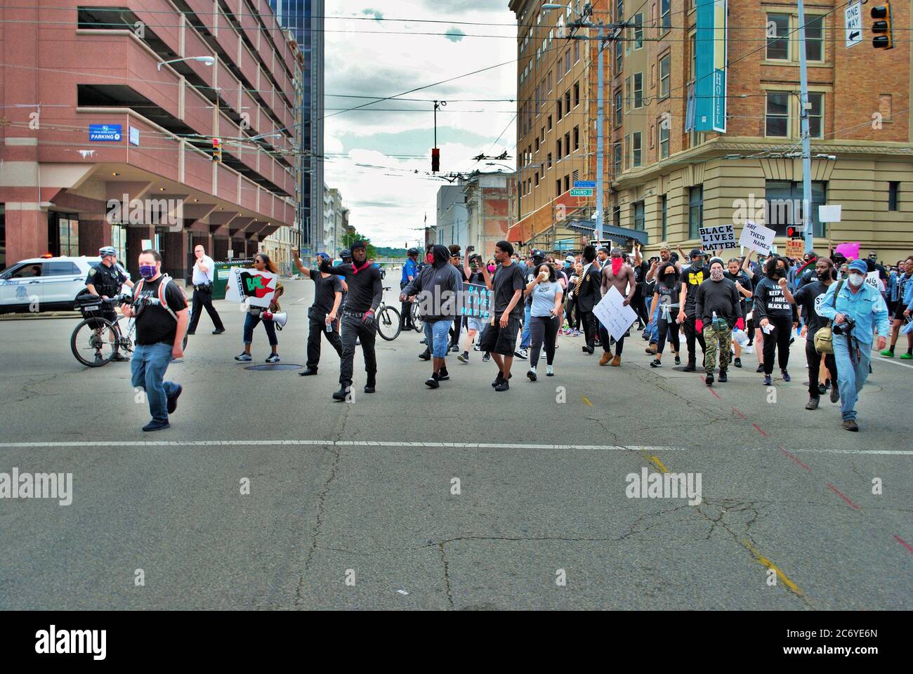 Dayton, Ohio, Vereinigte Staaten 05/30/2020 Demonstranten bei einer Kundgebung mit schwarzen Menschenleben marschieren die Straße entlang, halten Schilder und tragen Masken Stockfoto