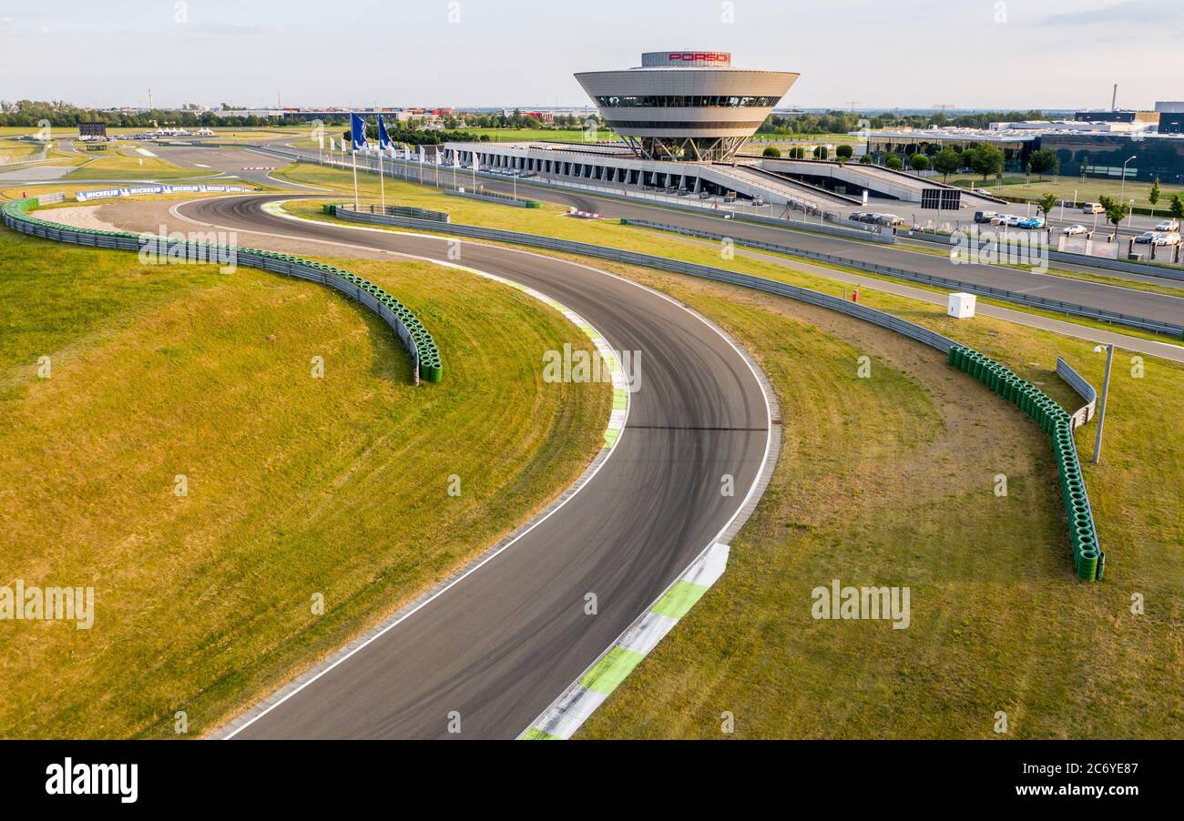 Leipzig, Deutschland. Juni 2020. Das Abendlicht leuchtet auf der Strecke des Leipziger Porsche-Werks. Die 3.7 Kilometer lange, FIA-zertifizierte Rennstrecke zitiert berühmte Abschnitte der Motorsportwelt. Vom Suzuka-S über das Karussell des Nürburgrings bis zur Curve di Lesmo von Monza. (Luftaufnahme mit Drohne) Quelle: Jan Woitas/dpa-Zentralbild/dpa/Alamy Live News Stockfoto