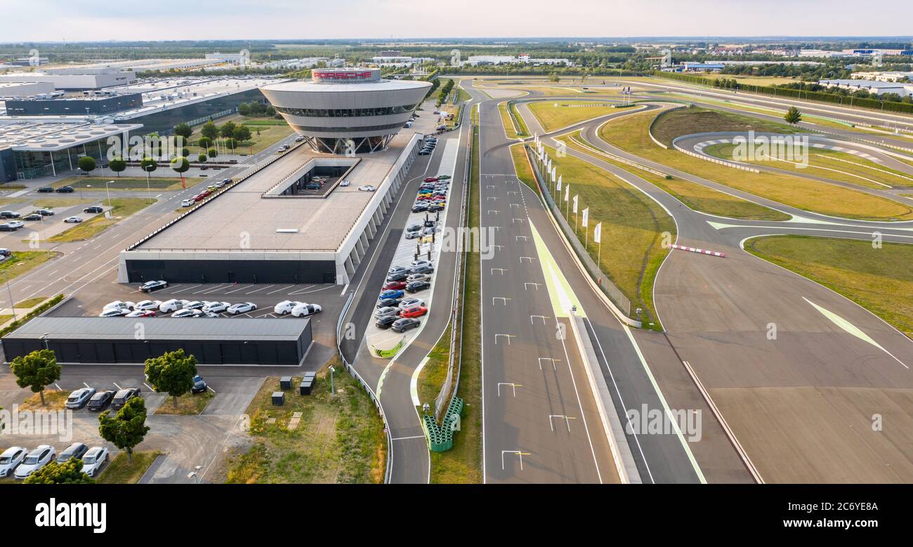 Leipzig, Deutschland. Juni 2020. Das Abendlicht leuchtet auf der Strecke des Leipziger Porsche-Werks. Die 3.7 Kilometer lange, FIA-zertifizierte Rennstrecke zitiert berühmte Abschnitte der Motorsportwelt. Vom Suzuka-S über das Karussell des Nürburgrings bis zur Curve di Lesmo von Monza. (Luftaufnahme mit Drohne) Quelle: Jan Woitas/dpa-Zentralbild/dpa/Alamy Live News Stockfoto