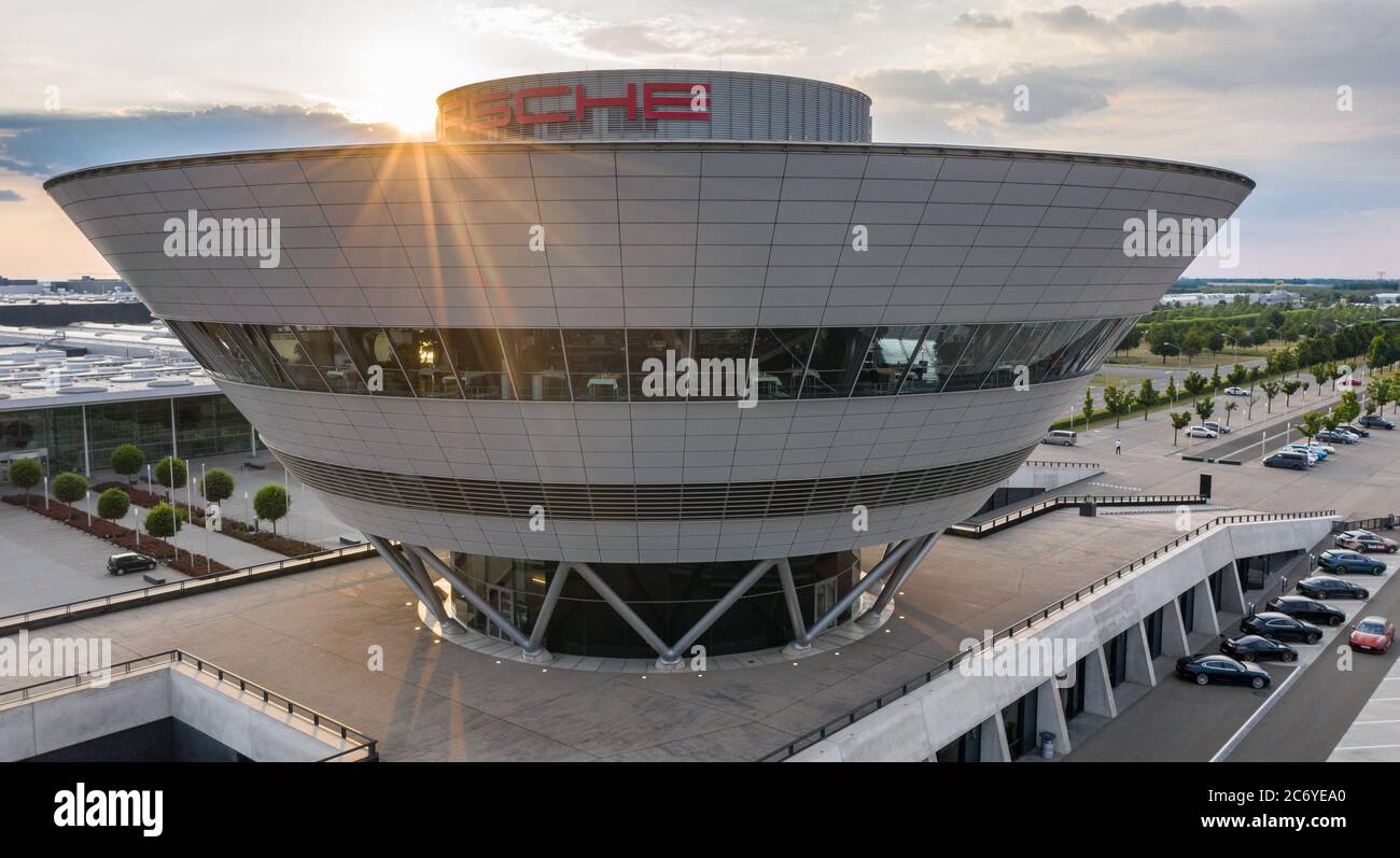 Leipzig, Deutschland. Juni 2020. Das Abendlicht leuchtet auf das Kundencenter des Porsche-Werks Leipzig. Der Diamant steht neben der 3.7 Kilometer langen, FIA-zertifizierten Rennstrecke. (Luftaufnahme mit Drohne) Quelle: Jan Woitas/dpa-Zentralbild/dpa/Alamy Live News Stockfoto