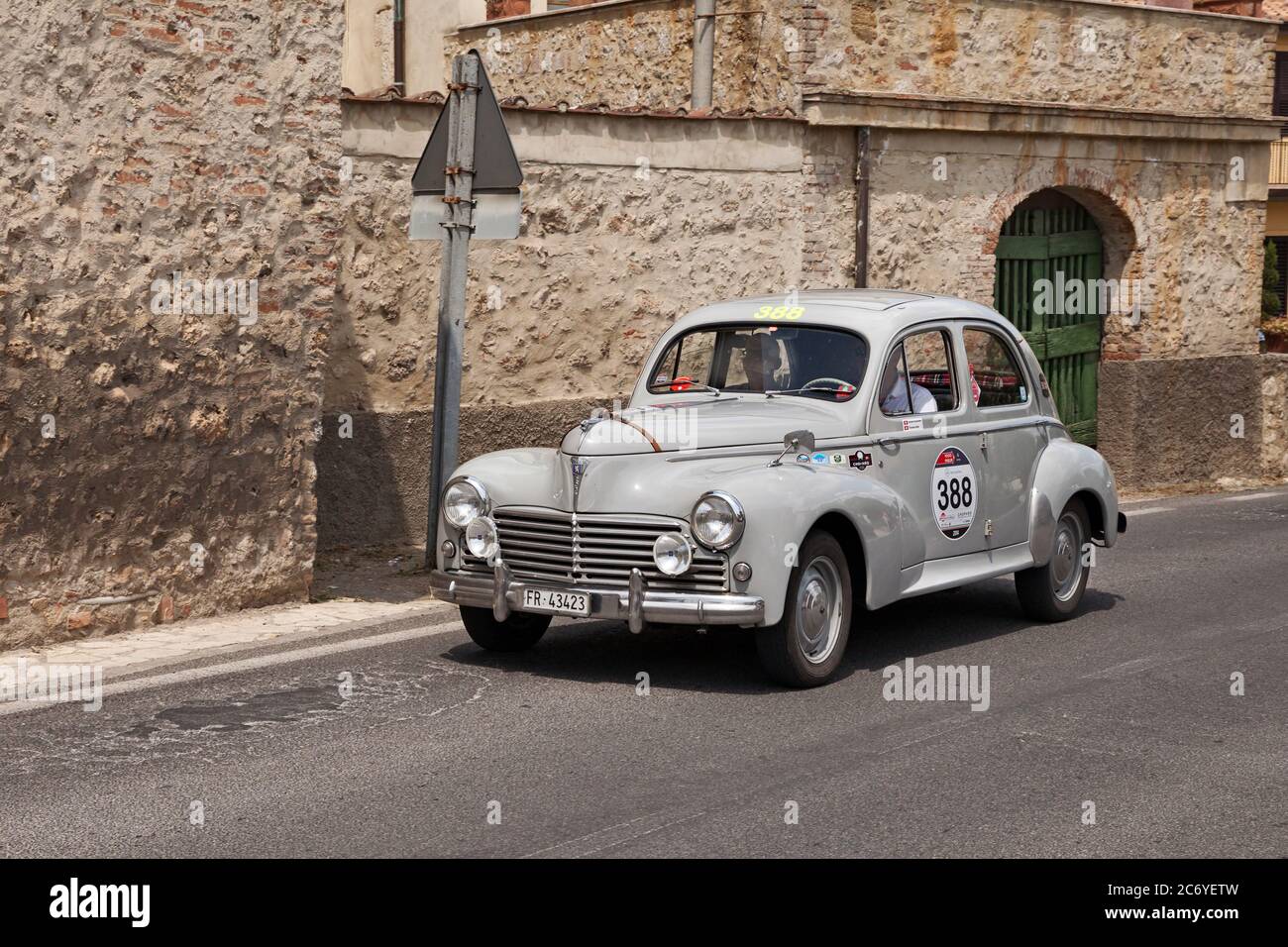 Vintage Peugeot 203 Limousine (1955) beim Oldtimer-Rennen Mille Miglia, am 17. Mai 2014 in Colle di Val d'Elsa, Toskana, Italien Stockfoto