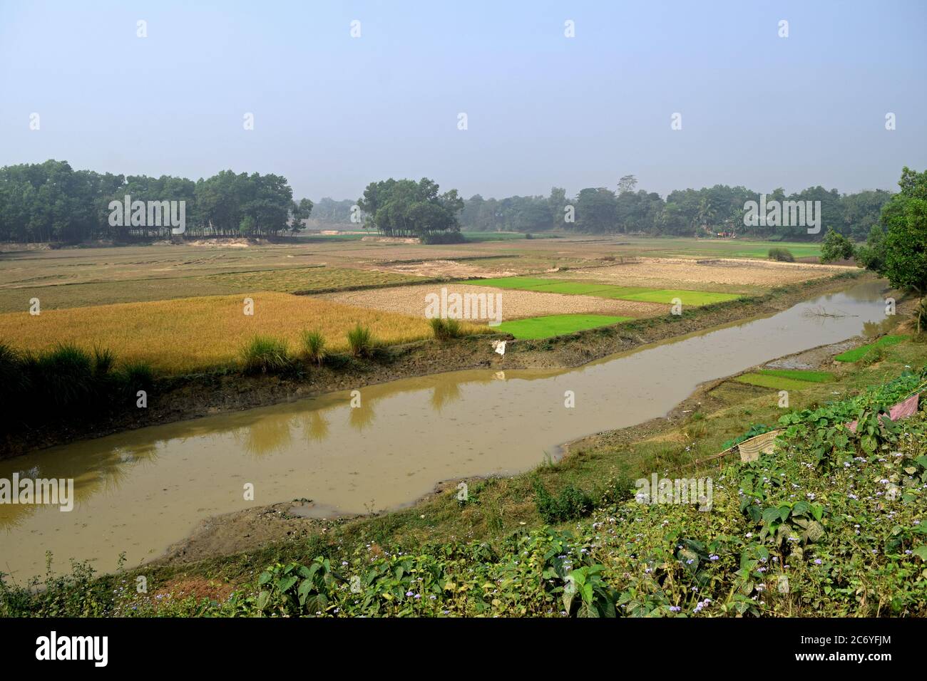 Ein kleiner Kanal in Dorflandschaft Stockfoto