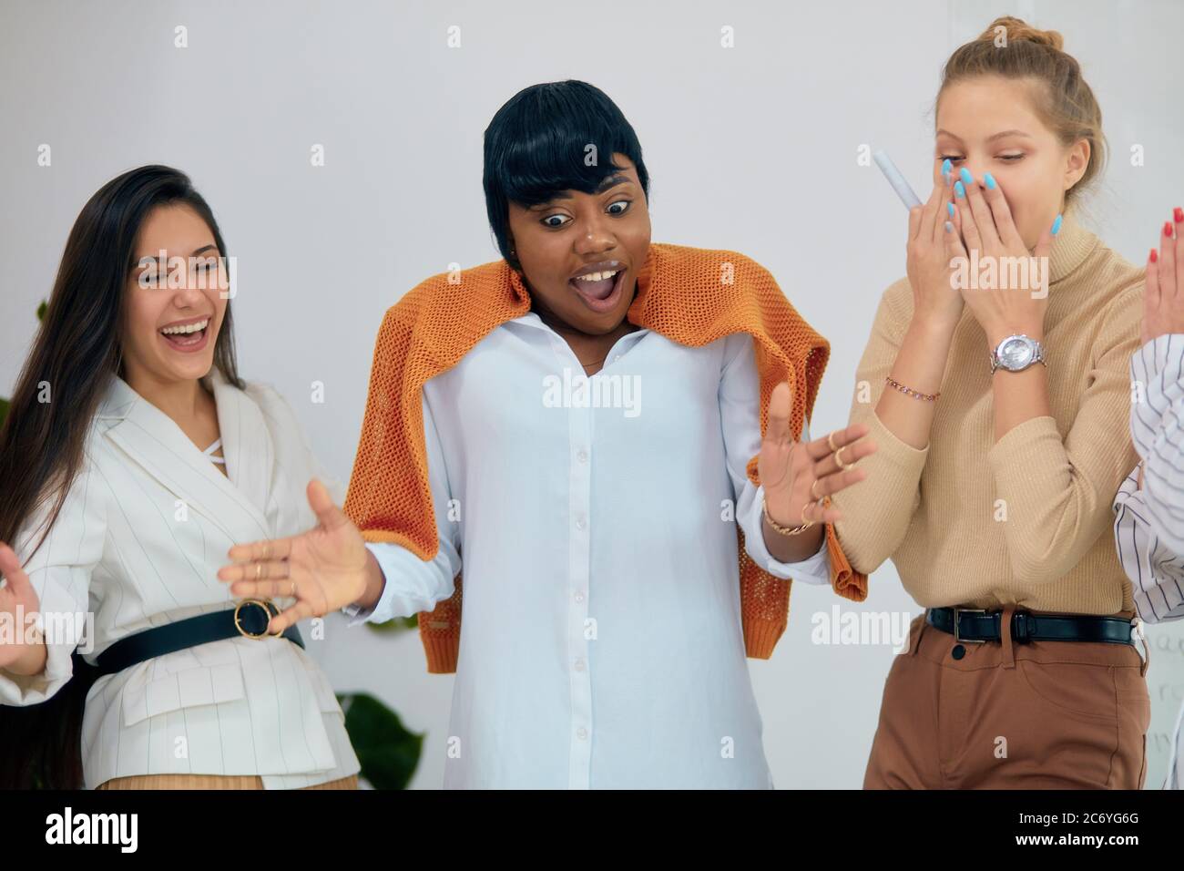 Diverse junge Frauen überrascht und glücklich, im Business-Wettbewerb zu  gewinnen. Tragen Casual Kleidung zusammen im Büro Stockfotografie - Alamy