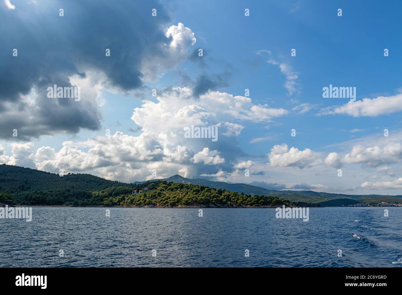 Schöne Landschaft mit Blick auf das Meer, die Felsen und die schöne Wolken im blauen Himmel Stockfoto