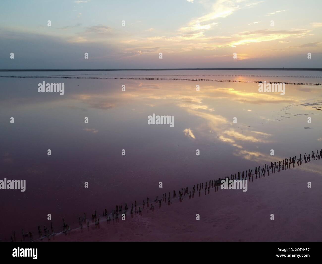 Sonnenuntergang auf dem rosa See. Salzsee mit medizinischen Eigenschaften. Stockfoto