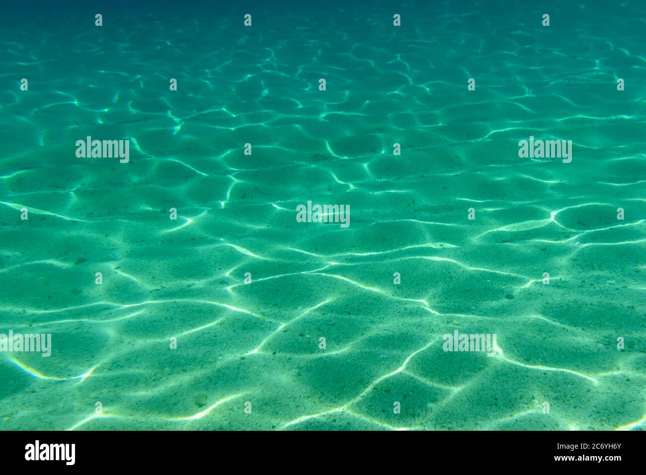 Sommer unter dem Meer Ozean Wasser mit einem Sonnenstrahl von der Oberfläche für einen Hintergrund Konzept Design Stockfoto