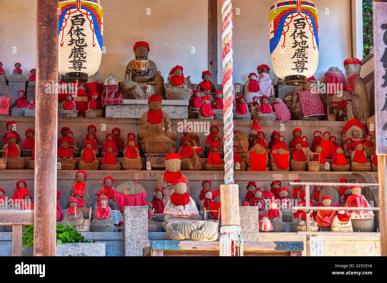 Buddhistische Jizo Statuen Parade in Kiyomizu-dera, UNESCO-Weltkulturerbe, Kyoto, Japan Stockfoto