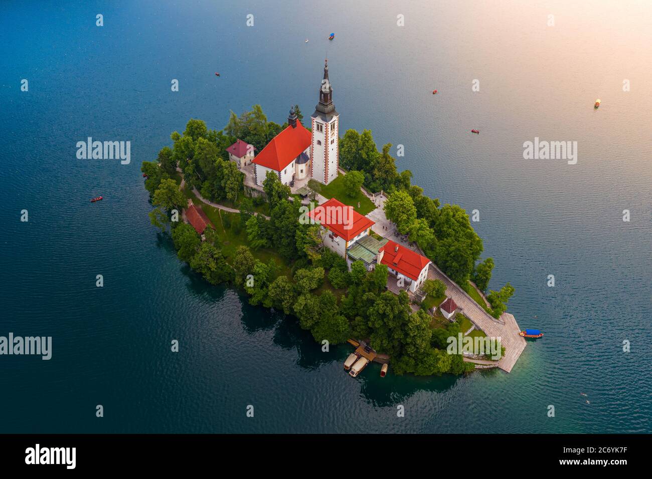 Der See von Bled, Slowenien - Luftbild des schönen Sees Bled (Blejsko Jezero) mit der Wallfahrtskirche Mariä Himmelfahrt der Maria auf einer kleinen Insel mit Stockfoto