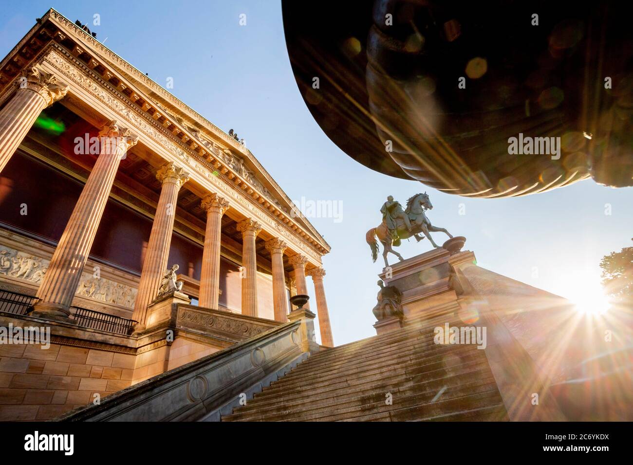 Berlin, Deutschland. Juli 2020. Die Alte Nationalgalerie ist im Licht der aufgehenden Sonne zu sehen. Heute wird der Wissenschaftsrat auf einer Pressekonferenz nach zweijähriger Evaluierung der Stiftung Preußisches Kulturerbe (SPK) seine Empfehlung zur Auflösung der Dachorganisation staatlicher Museen, Bibliotheken und Institute erläutern. Quelle: Christoph Soeder/dpa/Alamy Live News Stockfoto