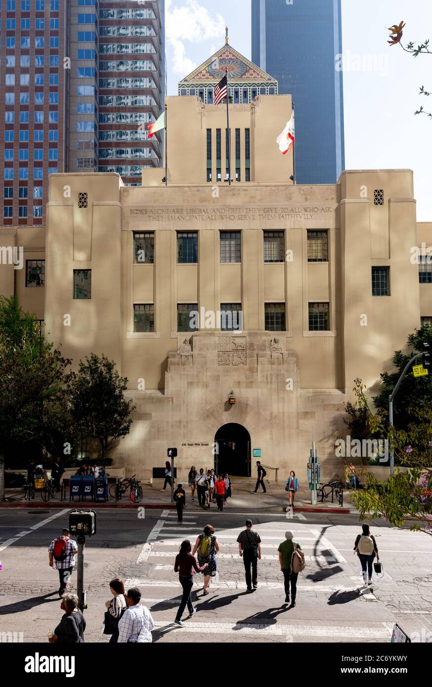 Außenfassade der Los Angeles Central Public Library, mit Eingang auf der 5th Street. Stockfoto