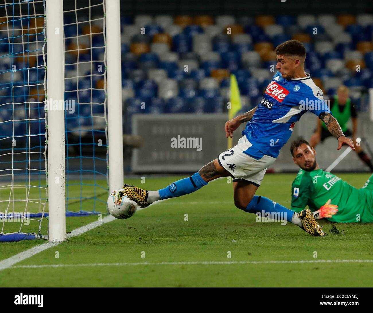 Giovanni Di Lorenzo von Neapel schießt und punktet während der italienischen Serie ein Fußballspiel, SSC Napoli - AC Mailand im San Paolo Stadion in Stockfoto
