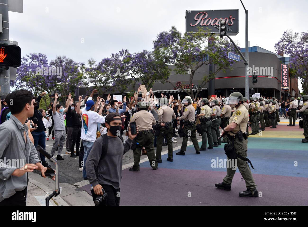 West Hollywood, CA/USA - 29. Mai 2020: Schwarze Leben machen Sache Demonstranten in den Händen schießen nicht gegen eine Mauer der Polizei auf San Vicente Blvd Pose schießen Stockfoto