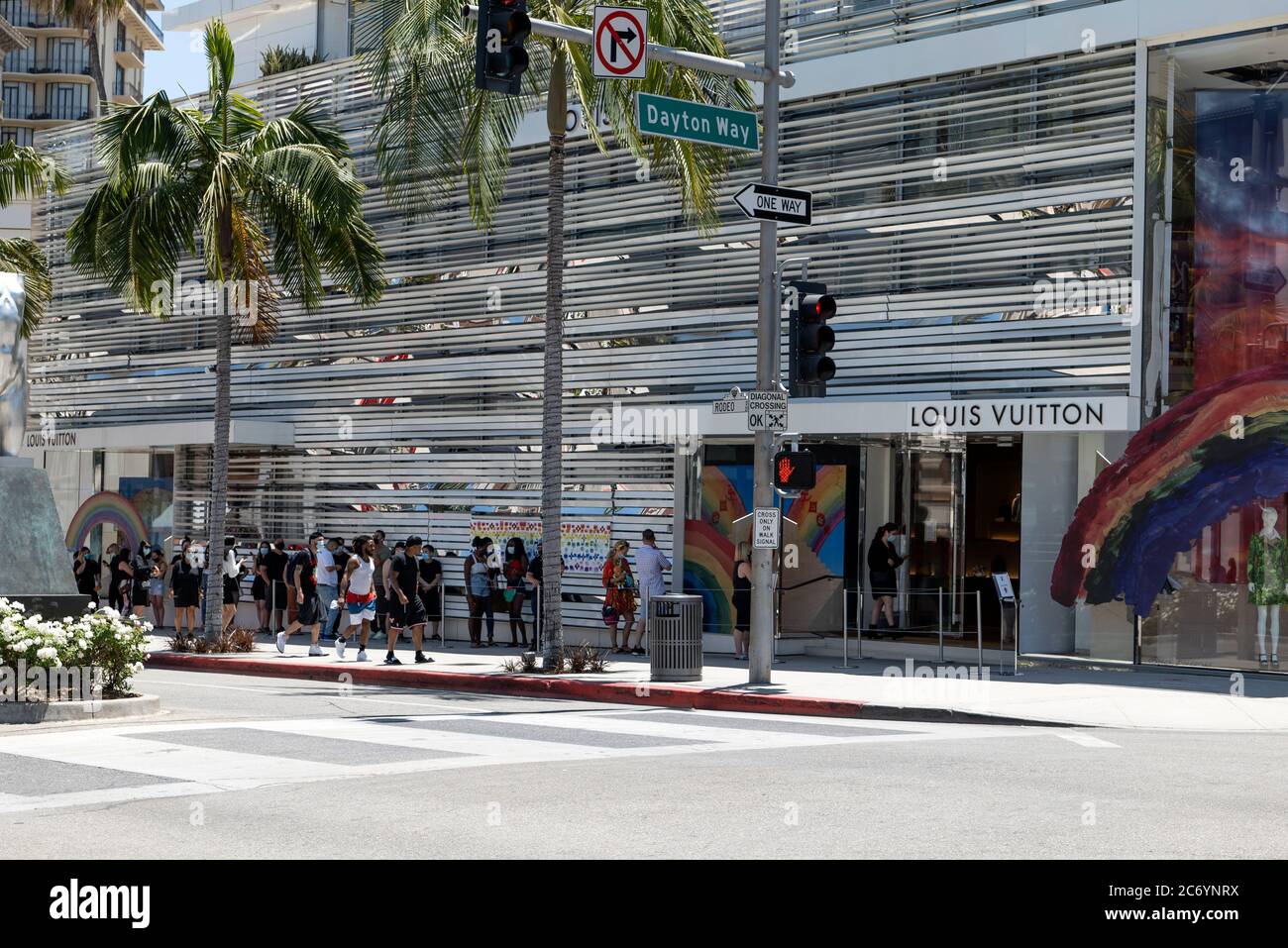 Beverly Hills, CA/USA - 12. Juli 2020: Eine lange Reihe von sozial distanzierenden Kunden in Gesichtsmasken warten vor dem Louis Vuitton Store Rodeo Drive Stockfoto