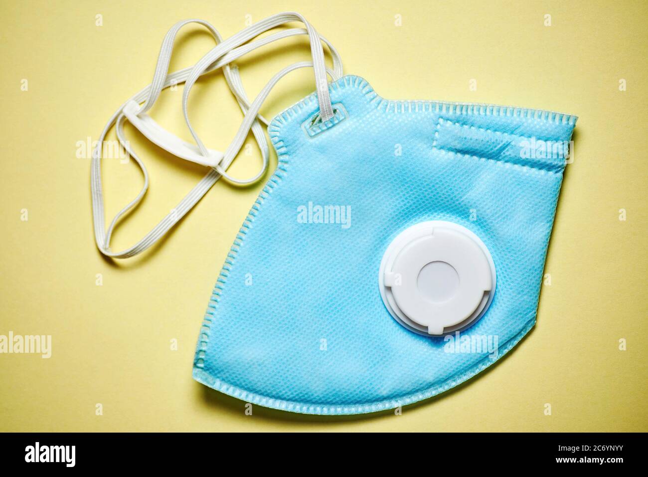 Medizinische und Staubschutzmaske mit Filter für die sichere Atmung.  Industrielle Schutzmaske N95. Antivirengeräte Stockfotografie - Alamy