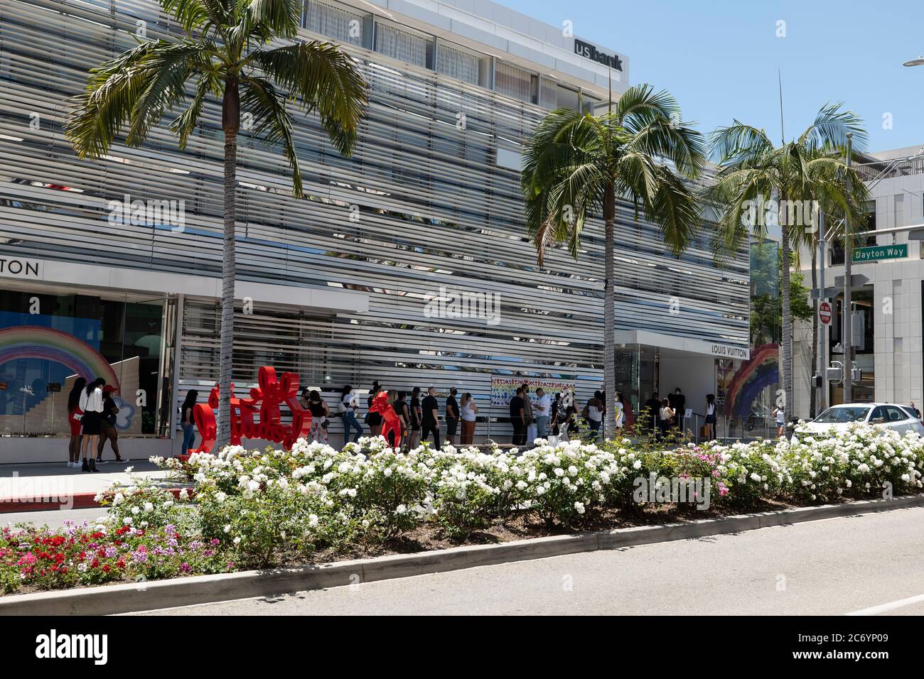 Beverly Hills, CA/USA - 12. Juli 2020: Eine Reihe von sozial distanzierenden Kunden in Gesichtsmasken warten vor dem Louis Vuitton Store Rodeo Drive Stockfoto