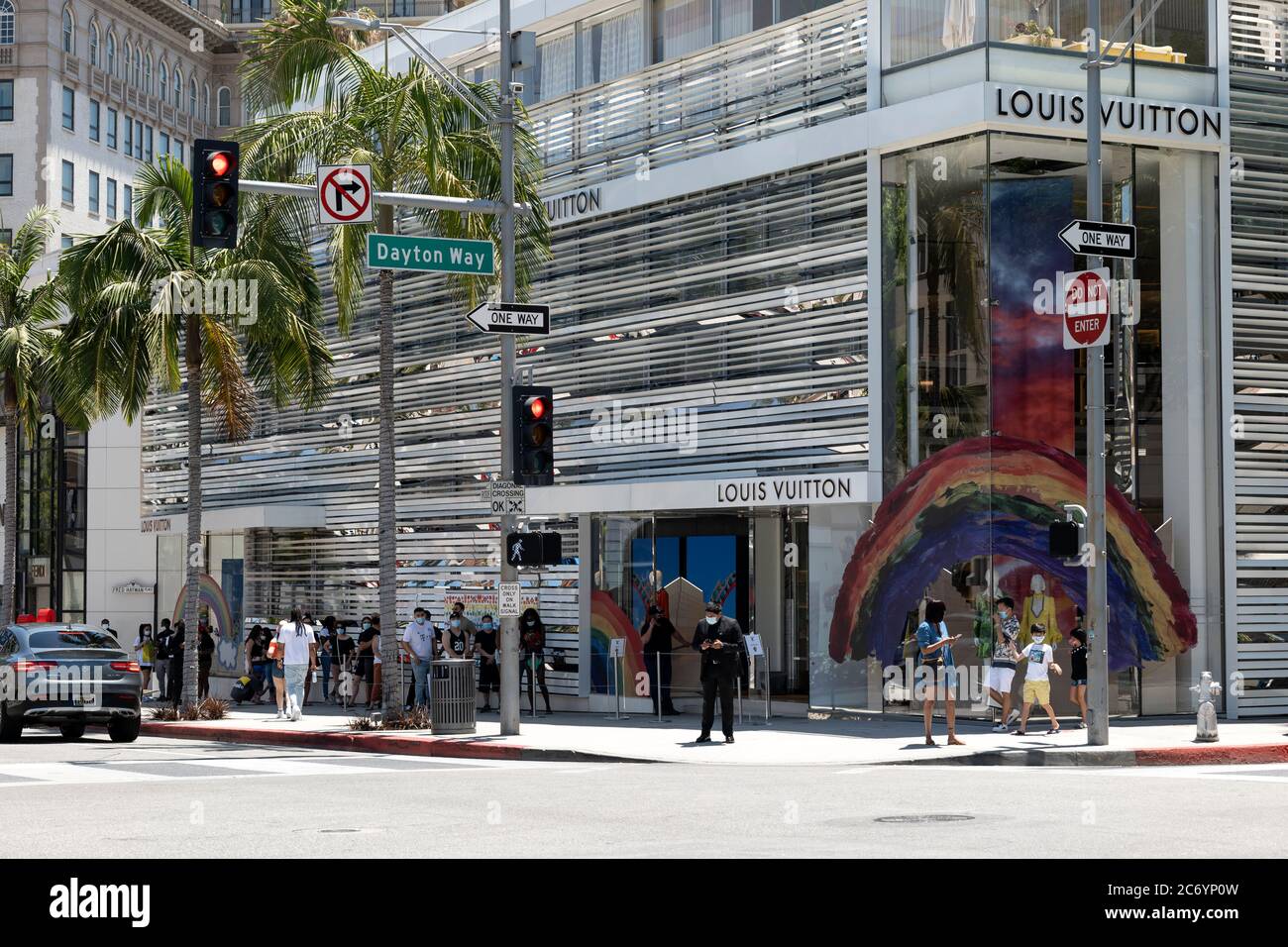 Beverly Hills, CA/USA - 12. Juli 2020: Eine Reihe von sozial distanzierenden Kunden in Gesichtsmasken warten vor dem Louis Vuitton Store Rodeo Drive Stockfoto