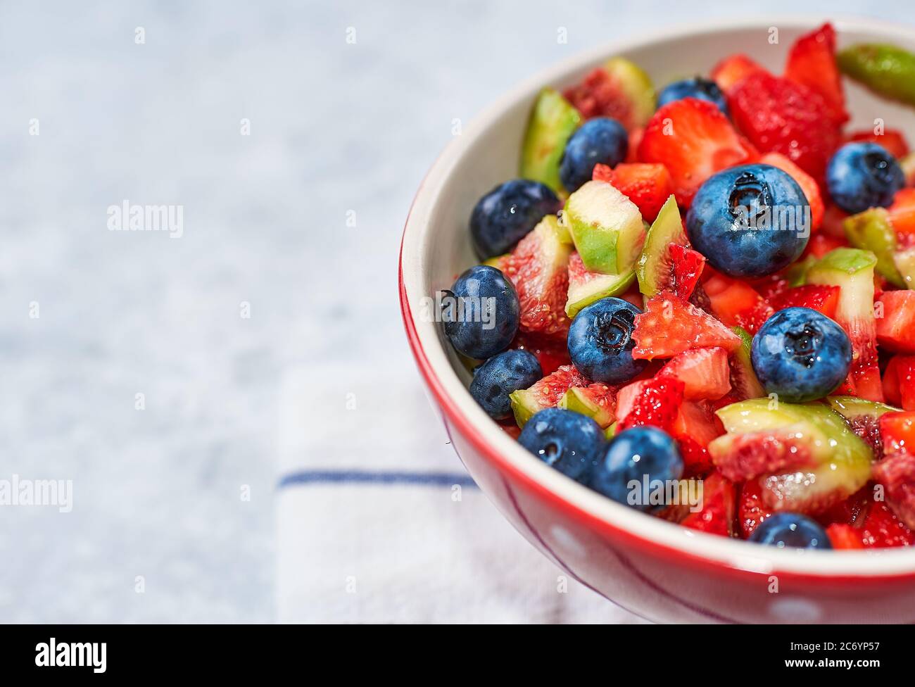 Schüssel mit Obstsalat Abb. Erdbeere Heidelbeere, Konzept Diät und gesunde Ernährung Stockfoto