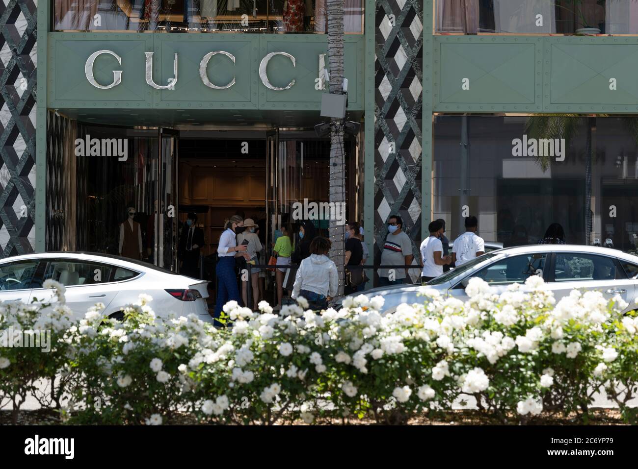 Beverly Hills, CA/USA - 12. Juli 2020: Eine Reihe von sozial distanzierenden Kunden in Gesichtsmasken warten vor dem Gucci-Laden am Rodeo Drive Stockfoto